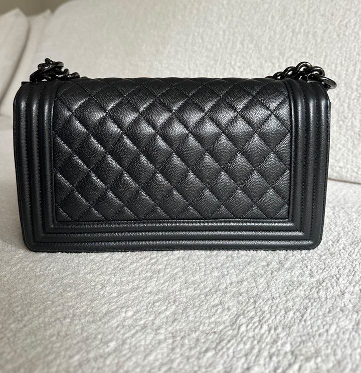 CHANEL 18C Black Caviar SO BLACK Hardware Le Boy Flap Bag size Old Medium 25 cms 2017/2018 series 25