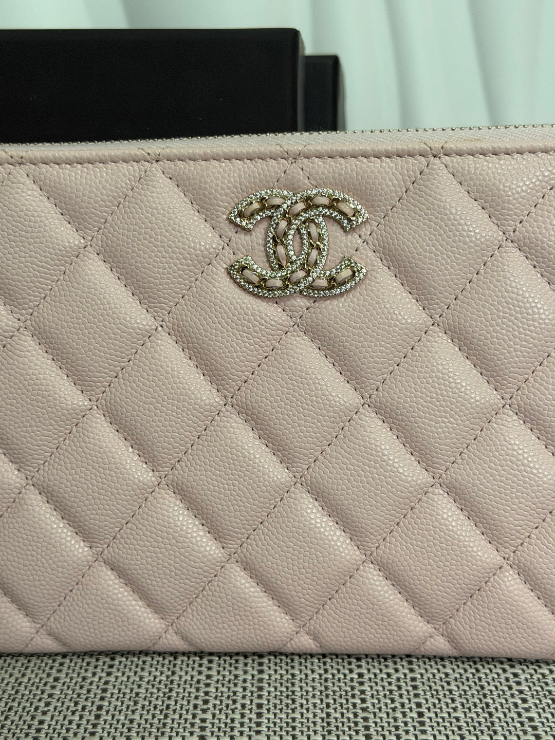 CHANEL series 32 Pink Caviar Crystal CC LGHW Small O Case Pouch