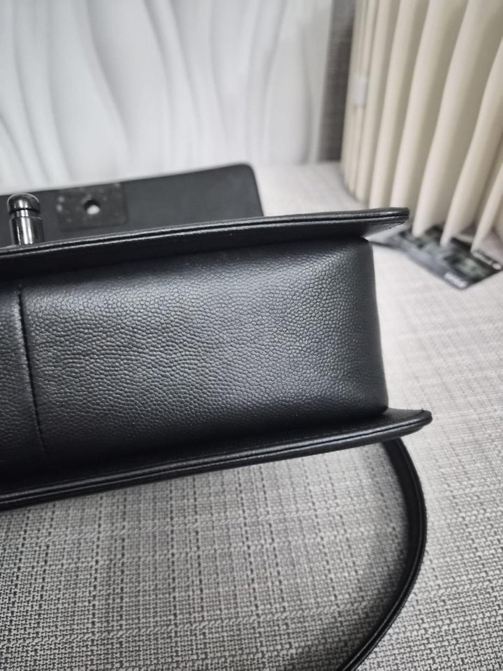 CHANEL Series 25 Black Caviar So Black Hardware Old Medium Le Boy Bag 2017/2018
