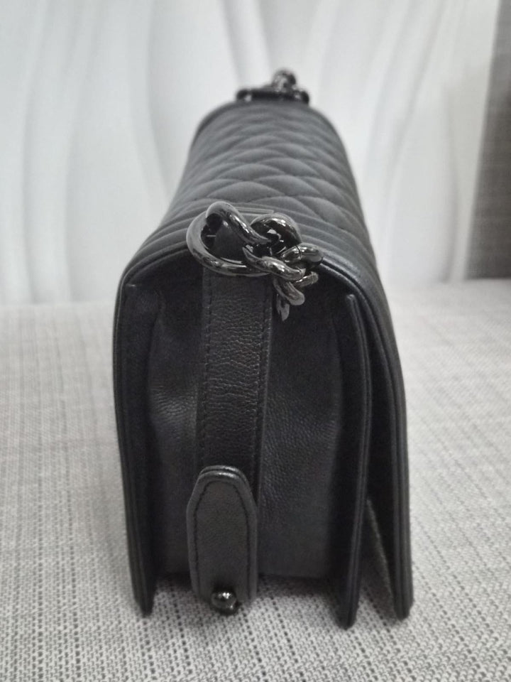 CHANEL Series 25 Black Caviar So Black Hardware Old Medium Le Boy Bag 2017/2018