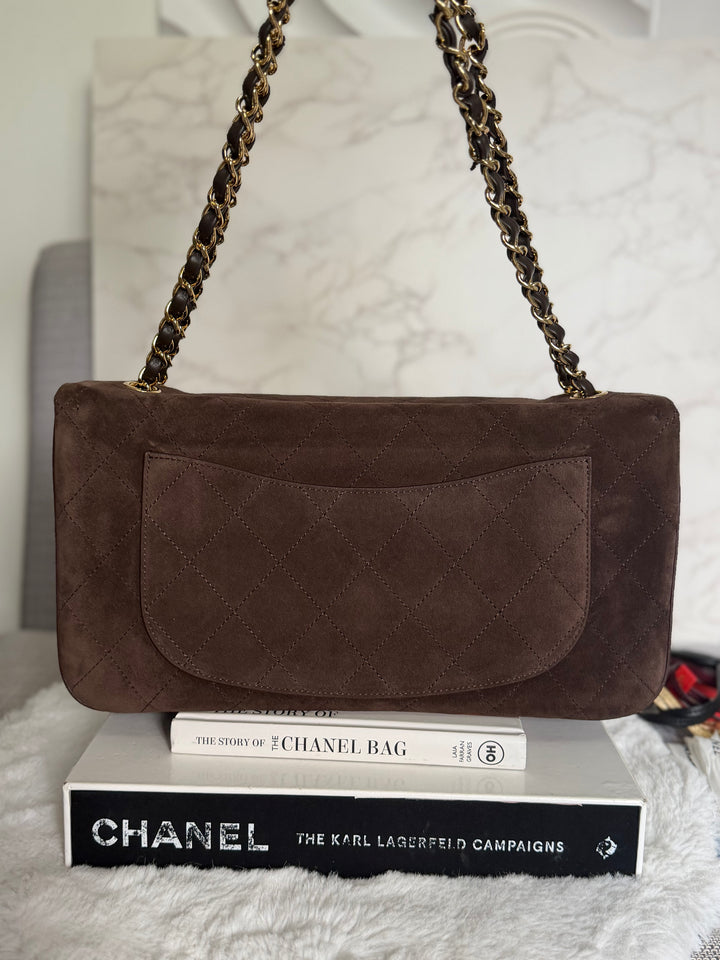 CHANEL 26A Métiers d’art Dark Brown Chocolate Suede Leather LGHW Maxi 32 cms Flap Bag Matthieu Blazy 2026