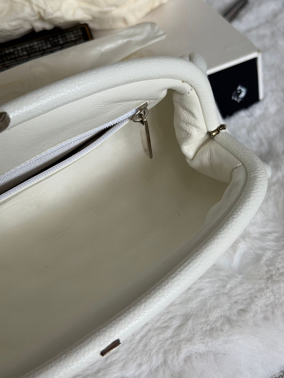 CHANEL series 12 White Caviar SHW Classic Clutch