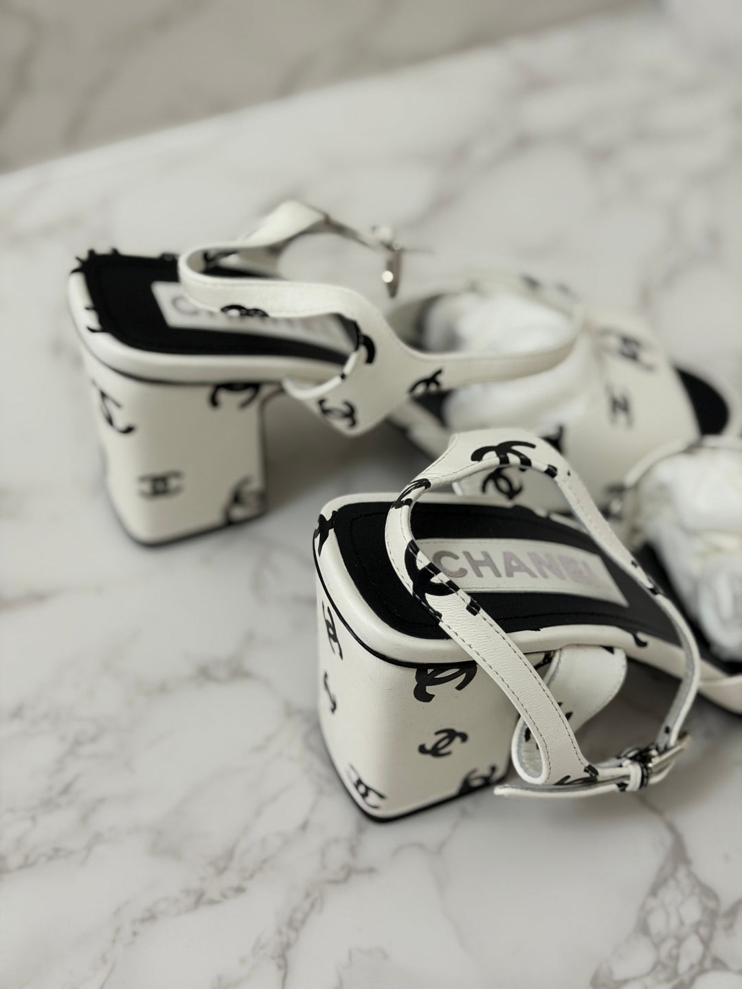 CHANEL 22S collection White and Black CC Runway Shoes size EU 38.5