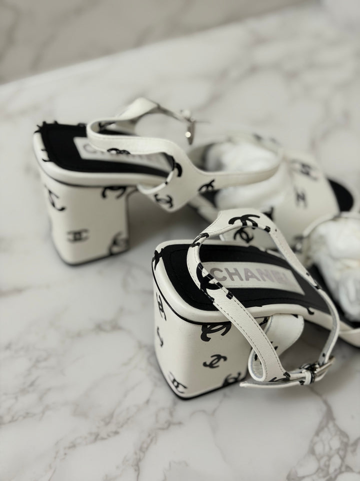 CHANEL 22S collection White and Black CC Runway Shoes size EU 38.5