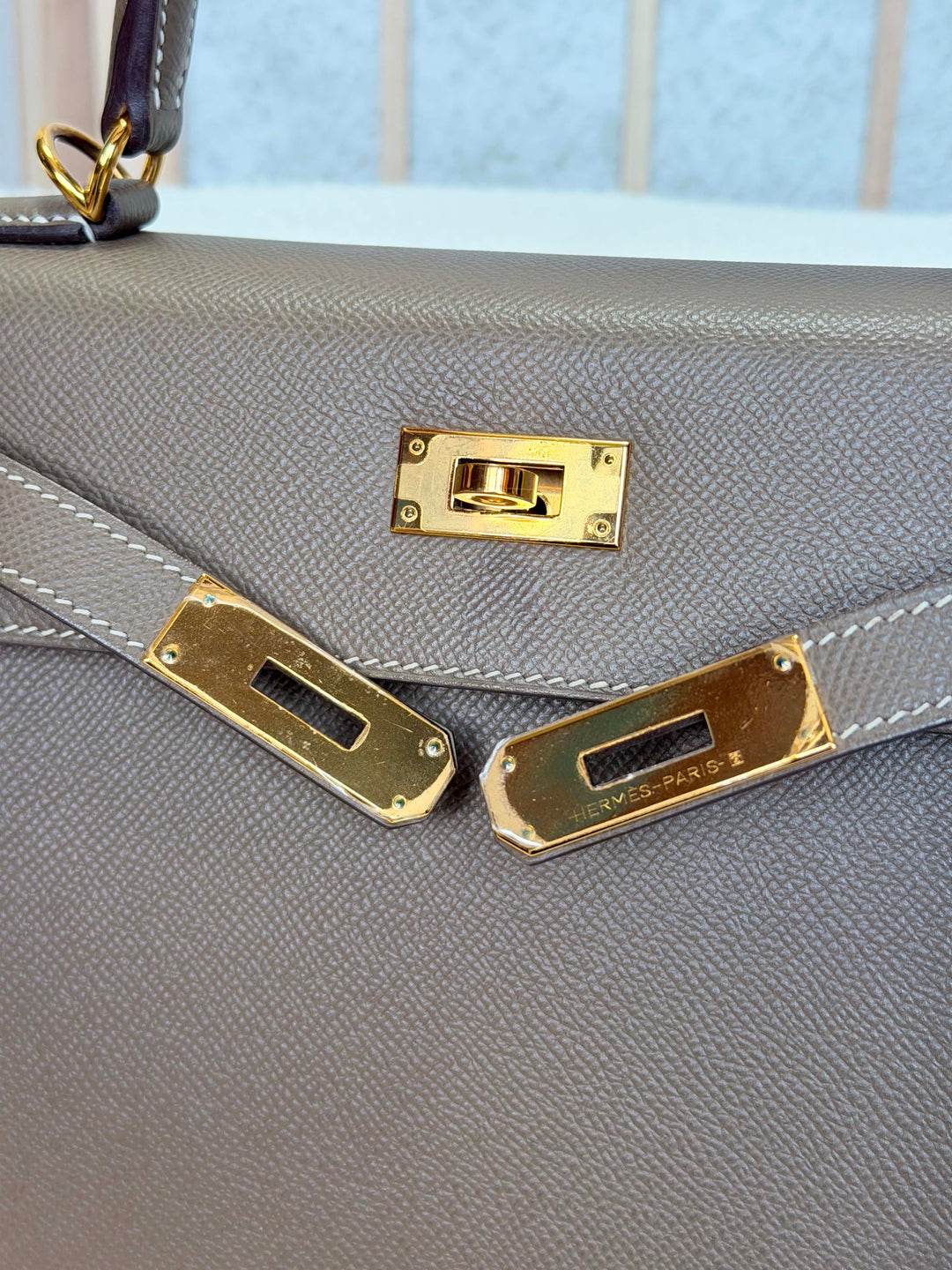 HERMÈS Kelly 28 Etoupe Epsom Sellier GHW Stamp Y 2020