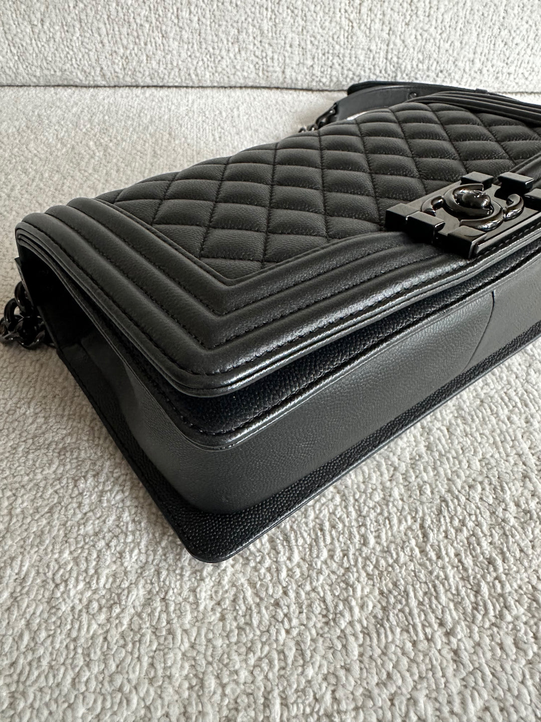 CHANEL 18C Black Caviar SO BLACK Hardware Le Boy Flap Bag size Old Medium 25 cms 2017/2018 series 25