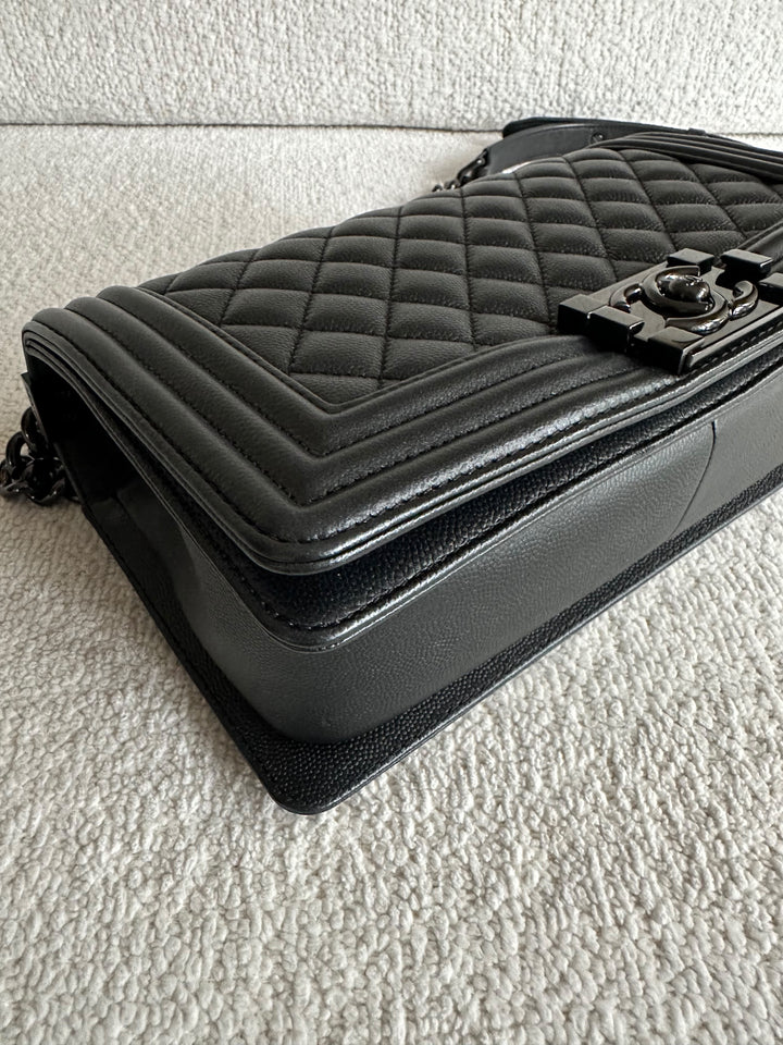 CHANEL 18C Black Caviar SO BLACK Hardware Le Boy Flap Bag size Old Medium 25 cms 2017/2018 series 25