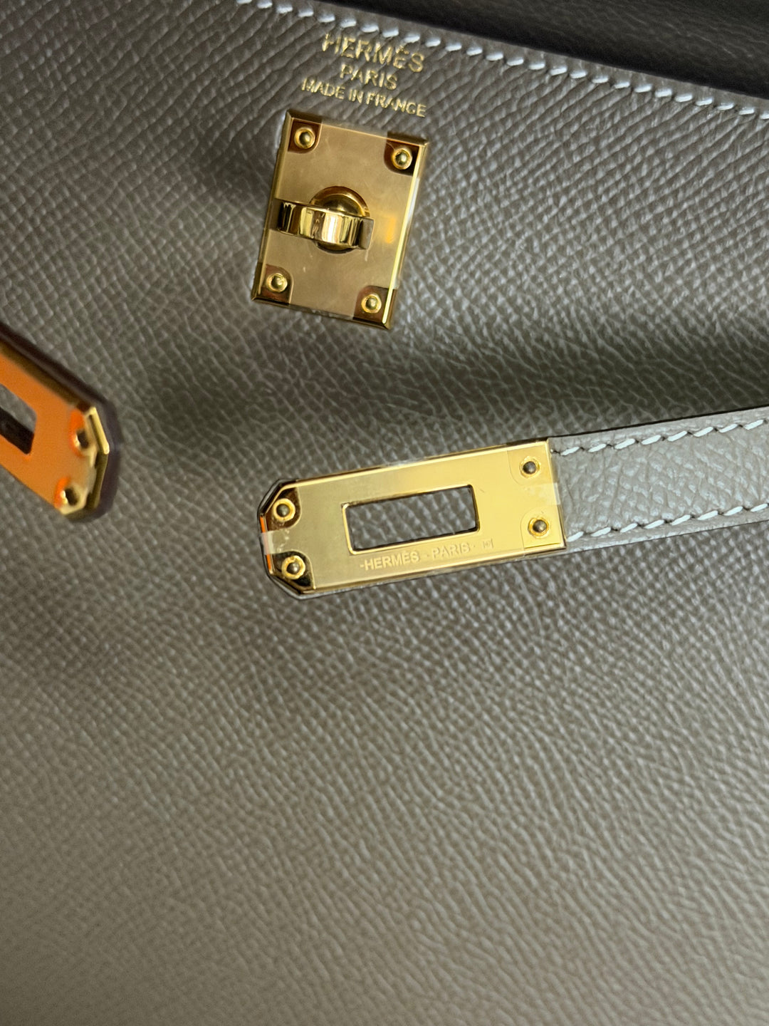 HERMÈS Kelly 25 Etoupe Epsom Leather Sellier GHW Stamp Z 2021 Pristine