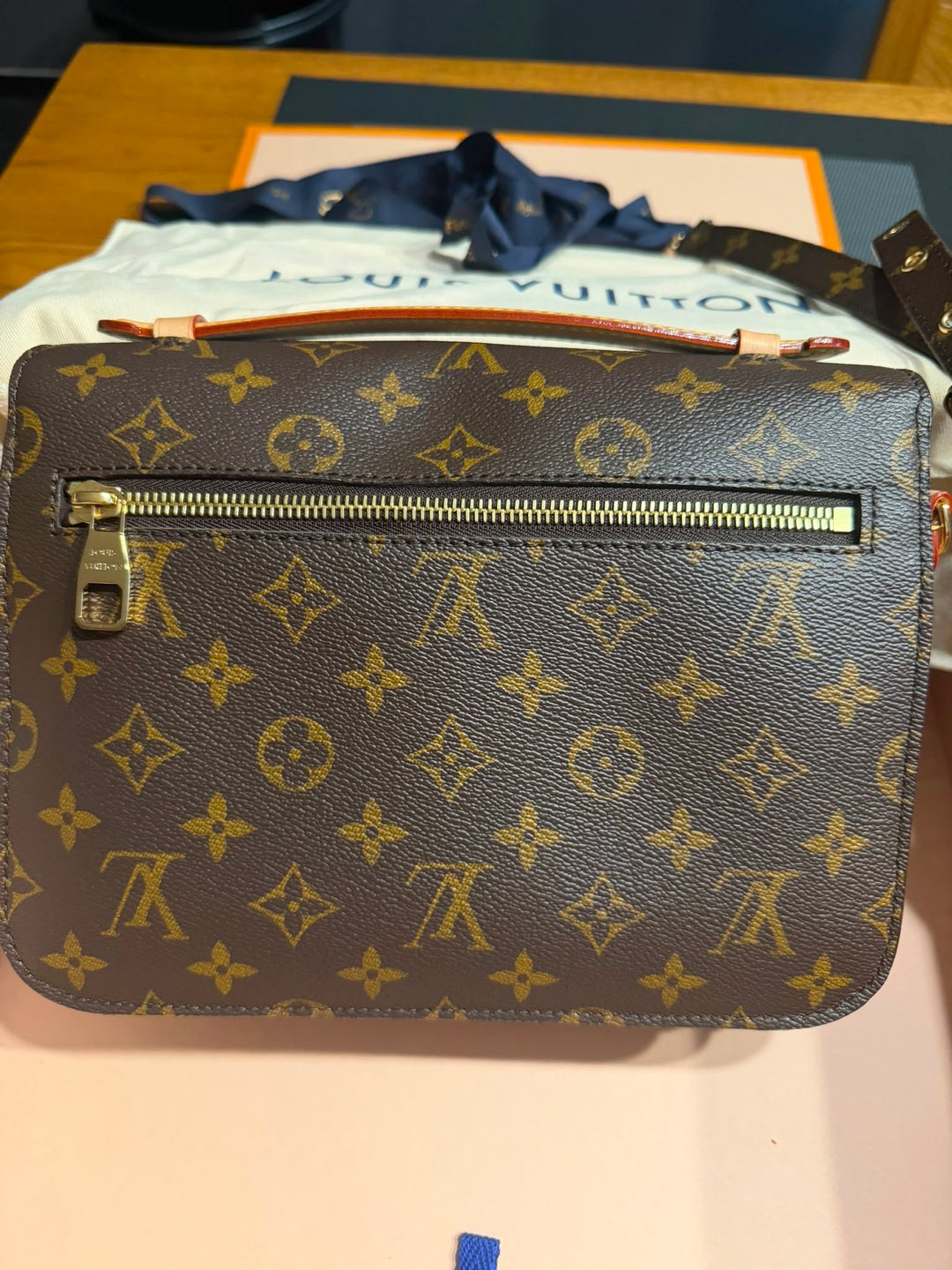 LOUIS VUITTON Pochette Metis Monogram 2024