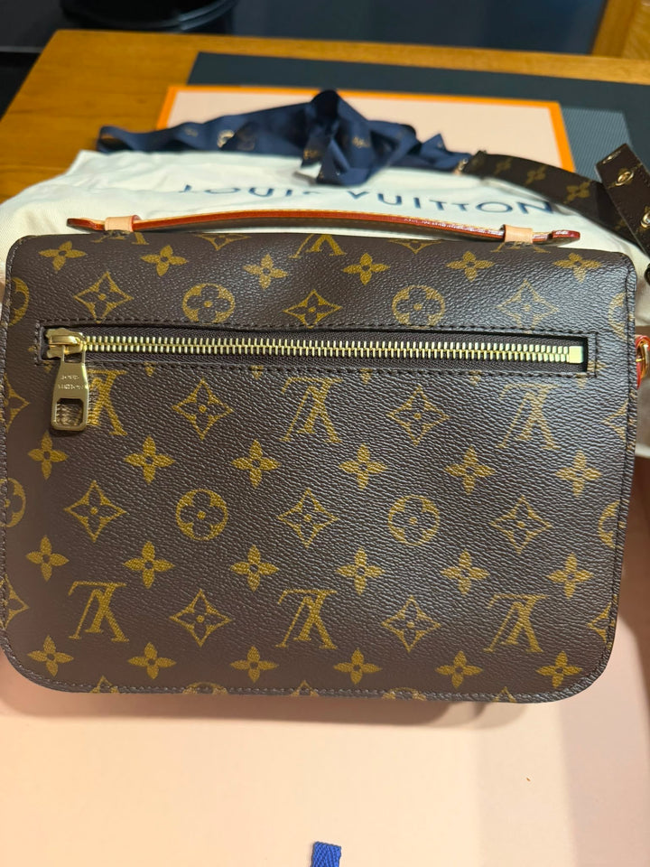 LOUIS VUITTON Pochette Metis Monogram 2024