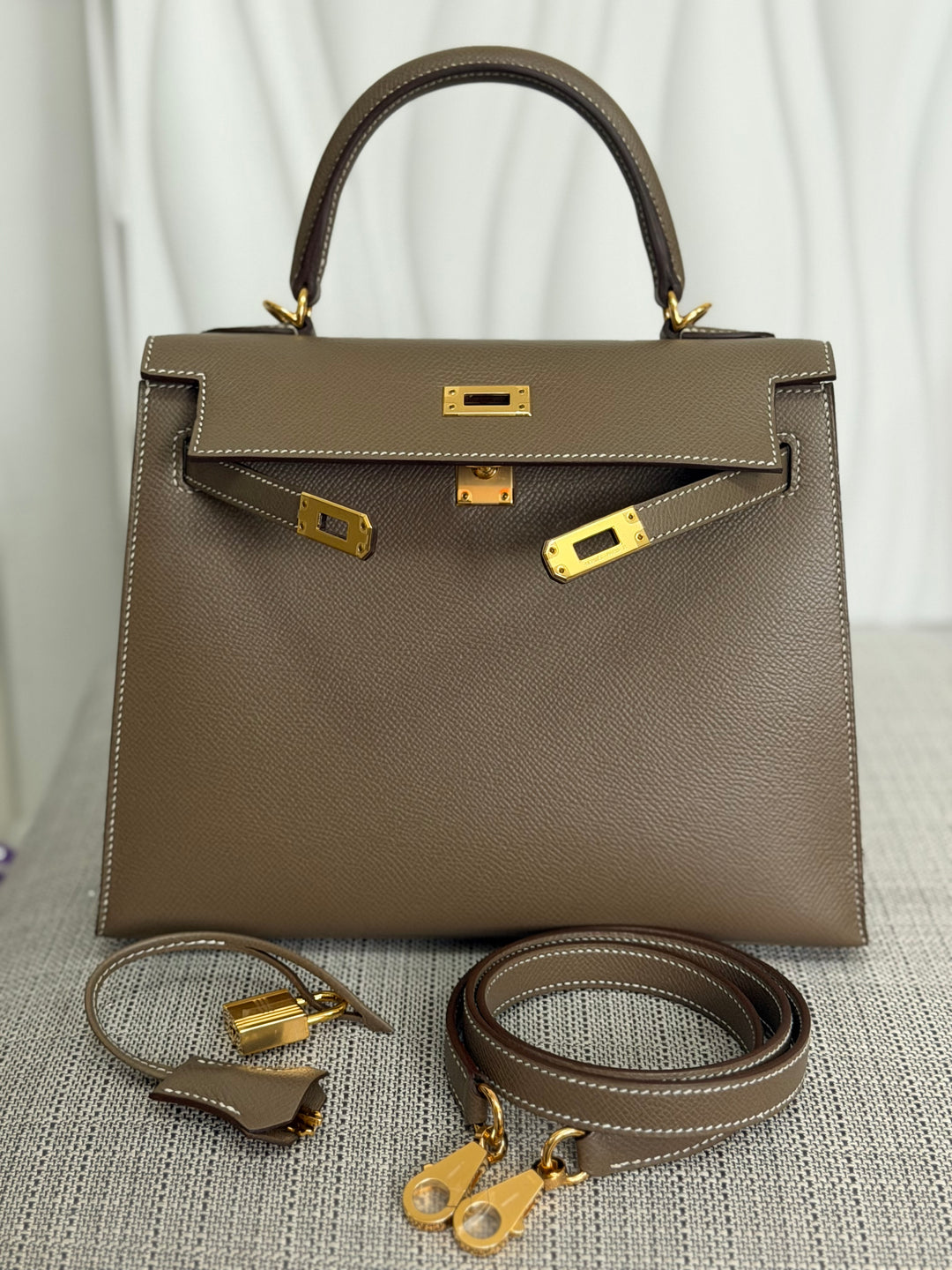 HERMÈS Kelly 25 Etoupe Epsom Leather Sellier GHW Stamp Z 2021 Pristine