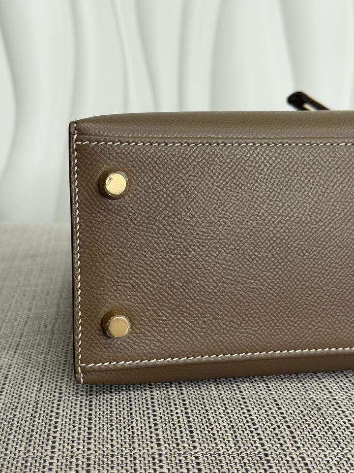 HERMÈS Kelly 25 Etoupe Epsom Leather Sellier GHW Stamp Z 2021 Pristine