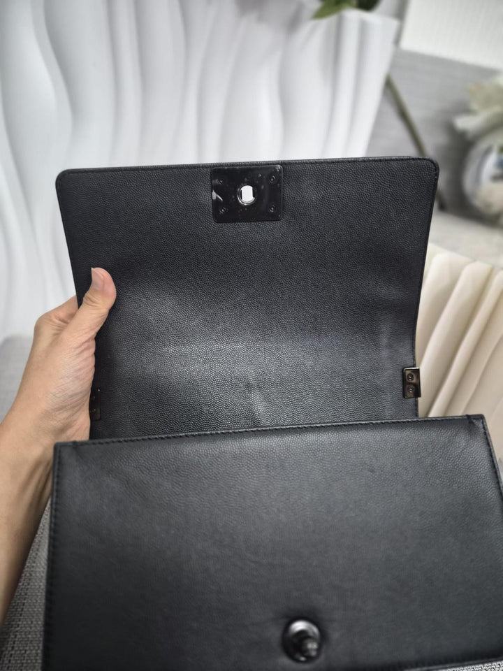 CHANEL Series 25 Black Caviar So Black Hardware Old Medium Le Boy Bag 2017/2018