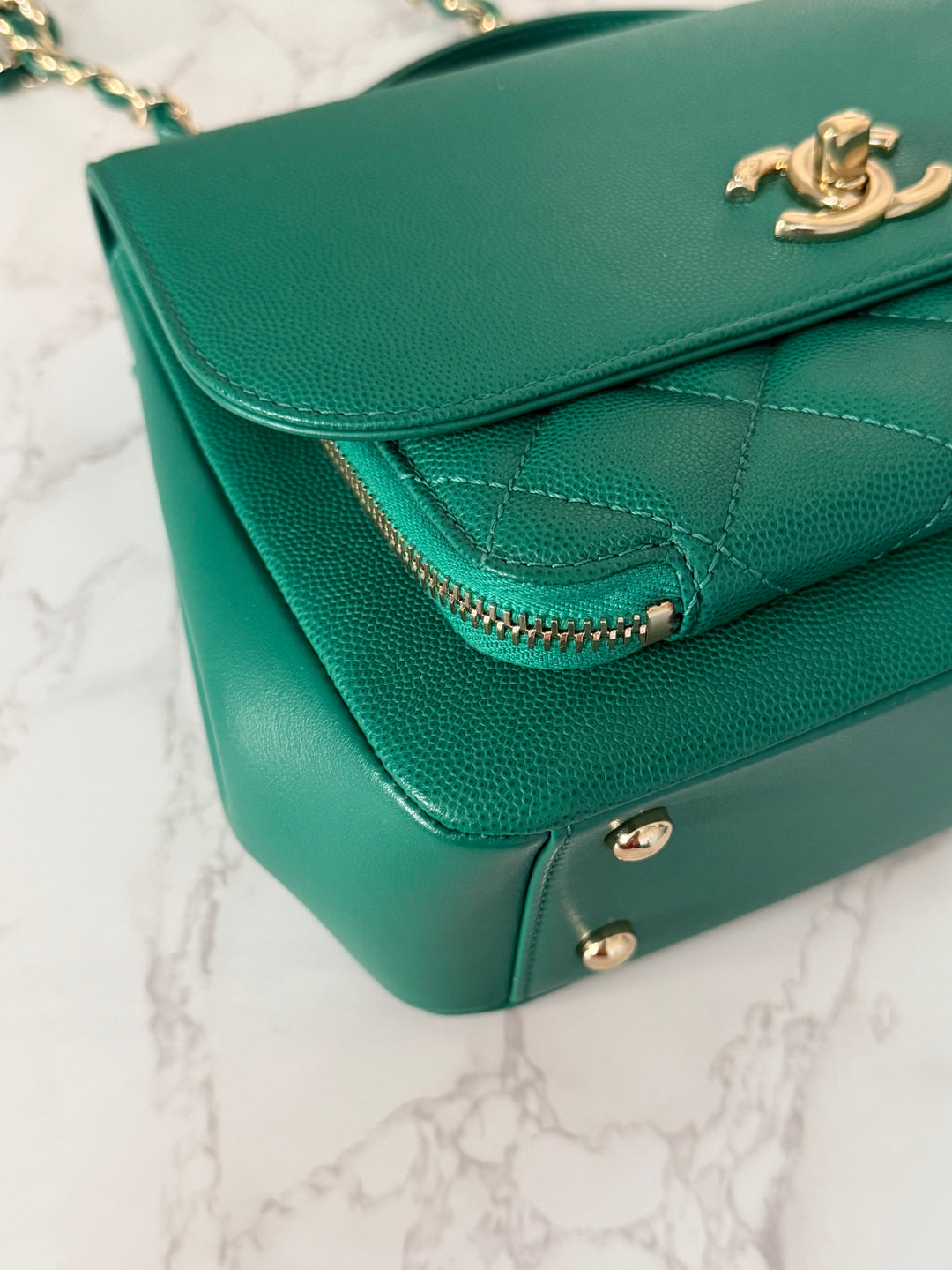 CHANEL series 23 Green Caviar LGHW Medium Business Affinity Flap Bag