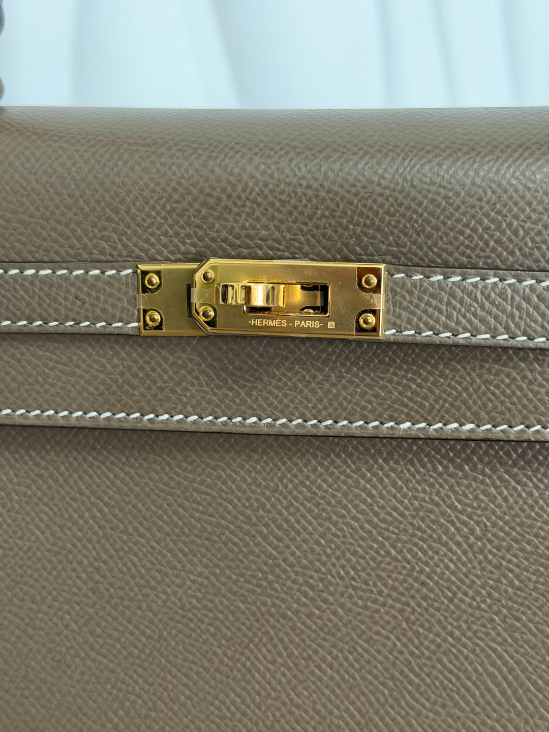 HERMÈS Kelly 25 Etoupe Epsom Leather Sellier GHW Stamp Z 2021 Pristine