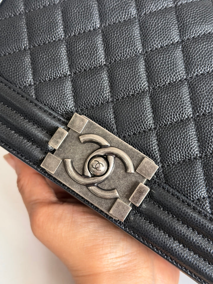 CHANEL series 25 Black Caviar Ruthenium Hardware Old Medium Le Boy Bag 25 cms 2018
