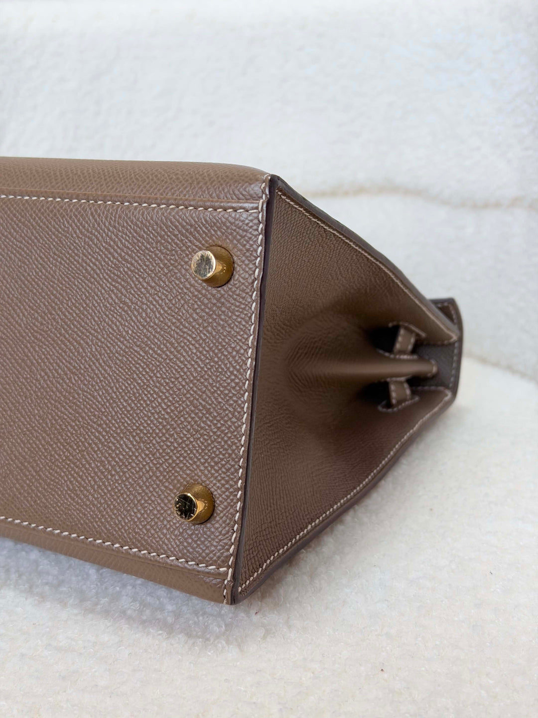 HERMÈS Kelly 28 Etoupe Epsom Sellier GHW Stamp Y 2020