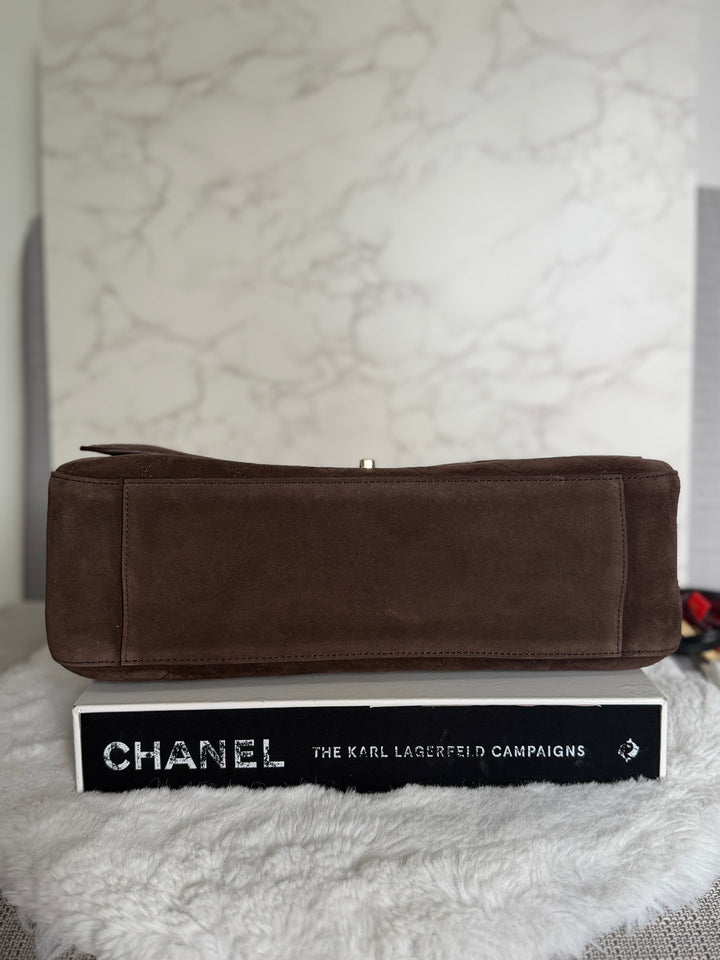 CHANEL 26A Métiers d’art Dark Brown Chocolate Suede Leather LGHW Maxi 32 cms Flap Bag Matthieu Blazy 2026