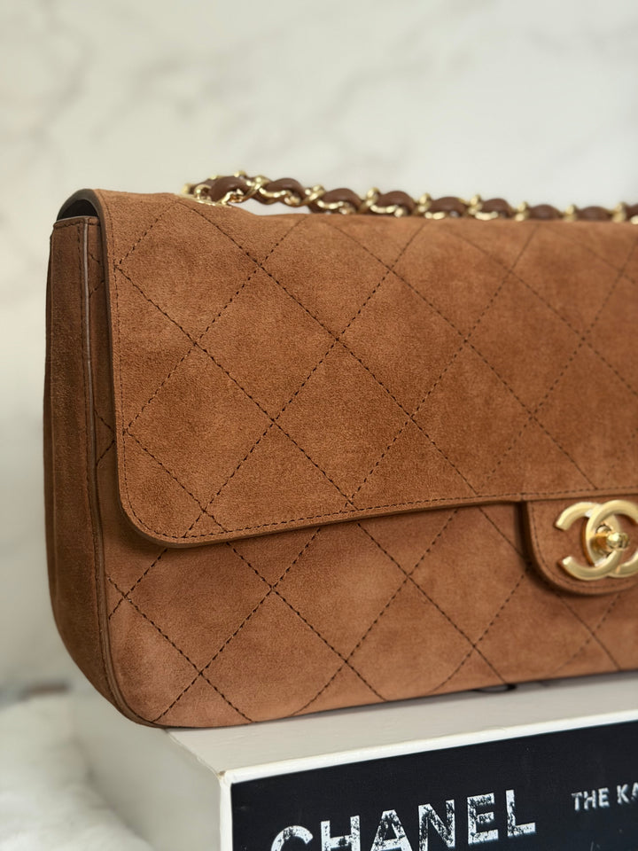 CHANEL 26A Métiers d’art Collection Camel Suede Leather LGHW Maxi 32 cms Flap Bag Matthieu Blazy 2026