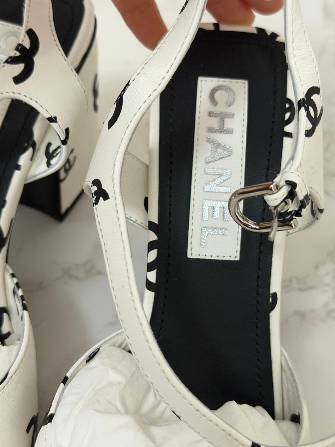 CHANEL 22S collection White and Black CC Runway Shoes size EU 38.5