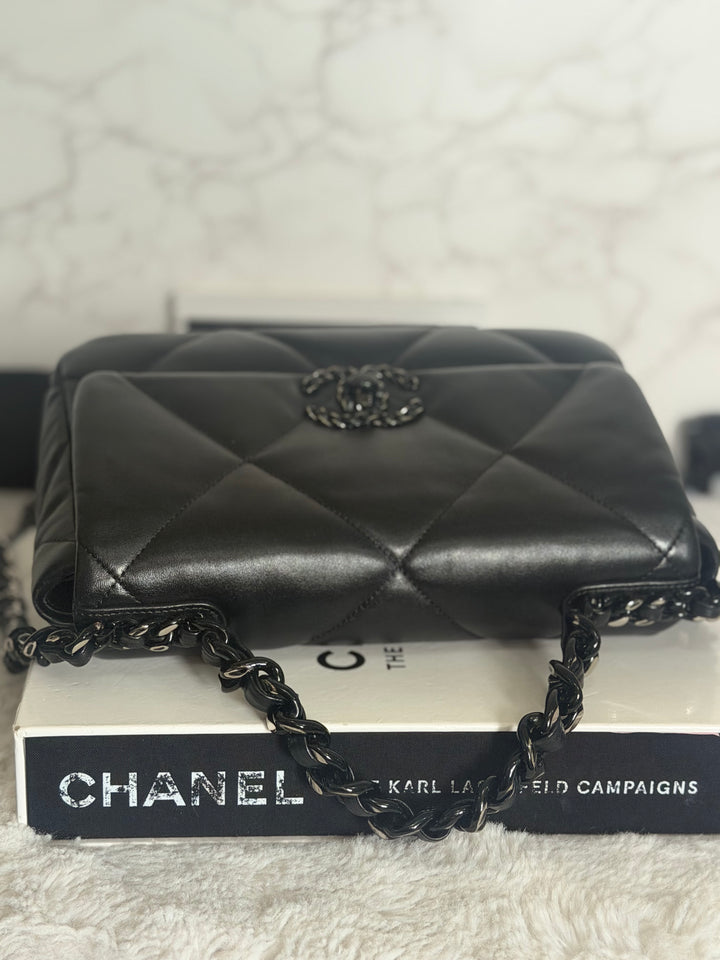 CHANEL 22P So Black 19 Black Lambskin Flap Bag size Small 2022