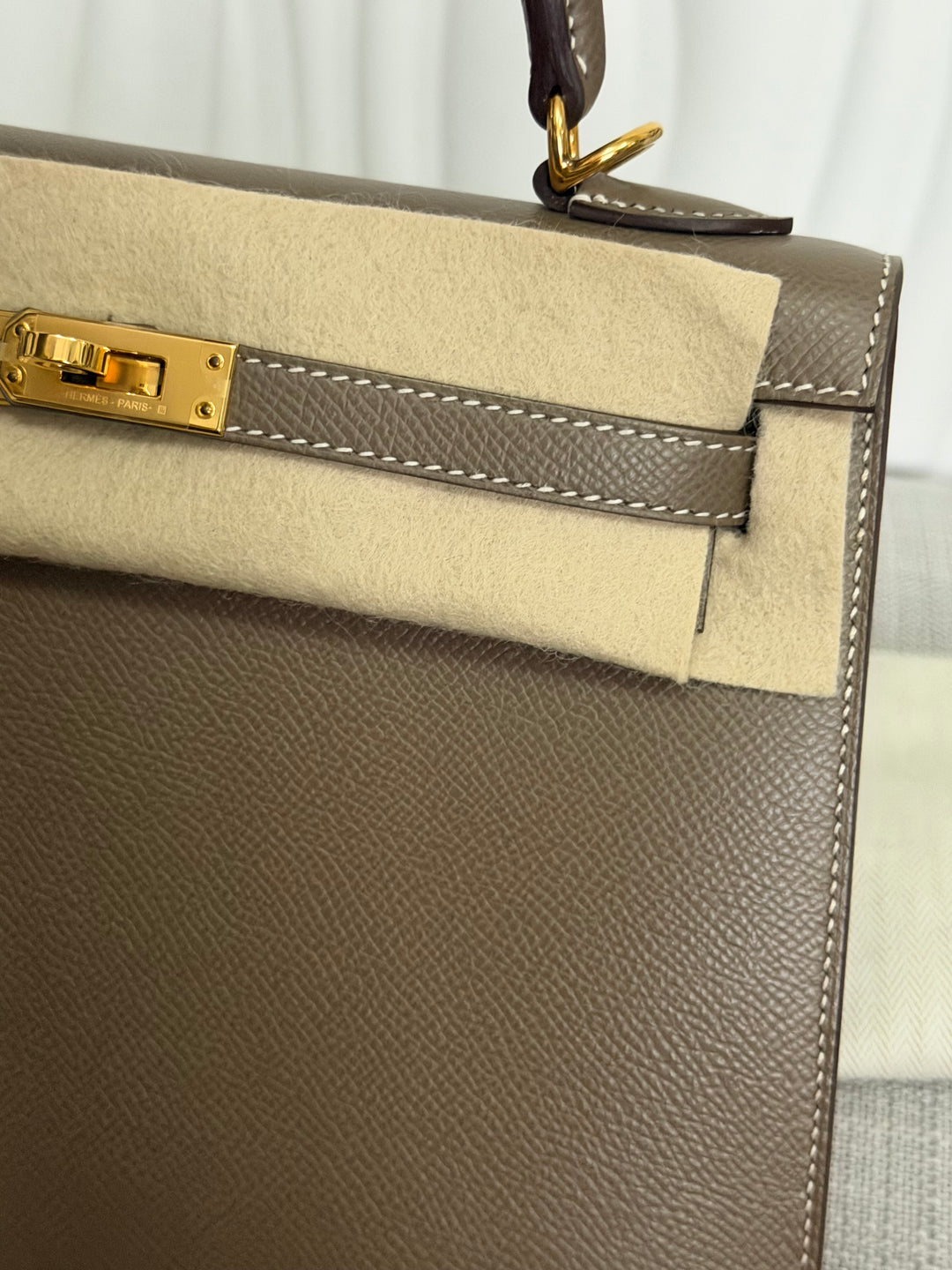 HERMÈS Kelly 25 Etoupe Epsom Leather Sellier GHW Stamp Z 2021 Pristine