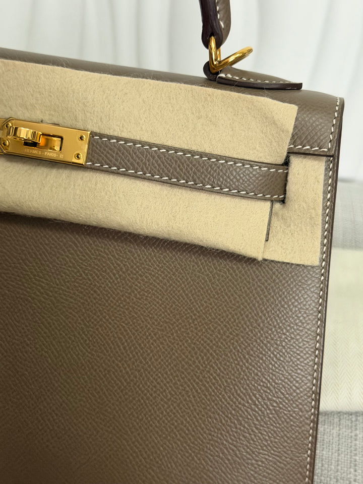 HERMÈS Kelly 25 Etoupe Epsom Leather Sellier GHW Stamp Z 2021 Pristine