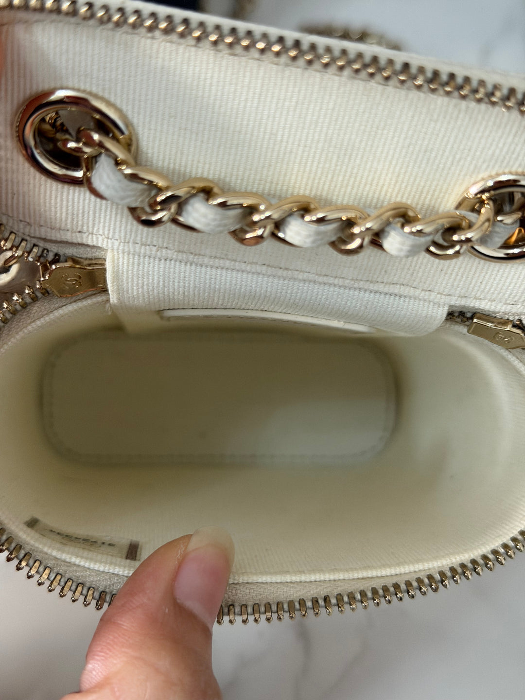 CHANEL White Caviar LGHW Vanity with Chain