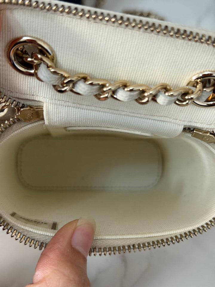 CHANEL White Caviar LGHW Vanity with Chain