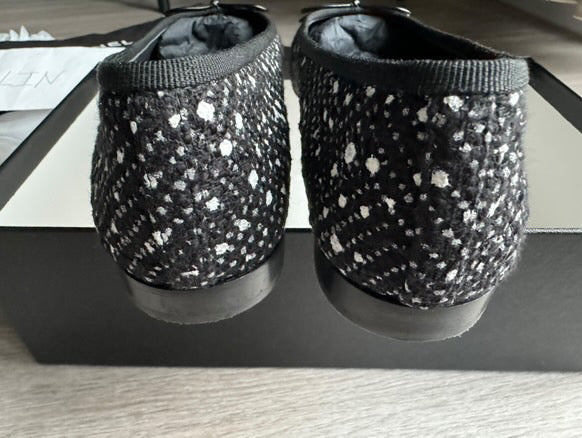 CHANEL Tweed Ballerina in Blaco and Ecru size EU 37.5