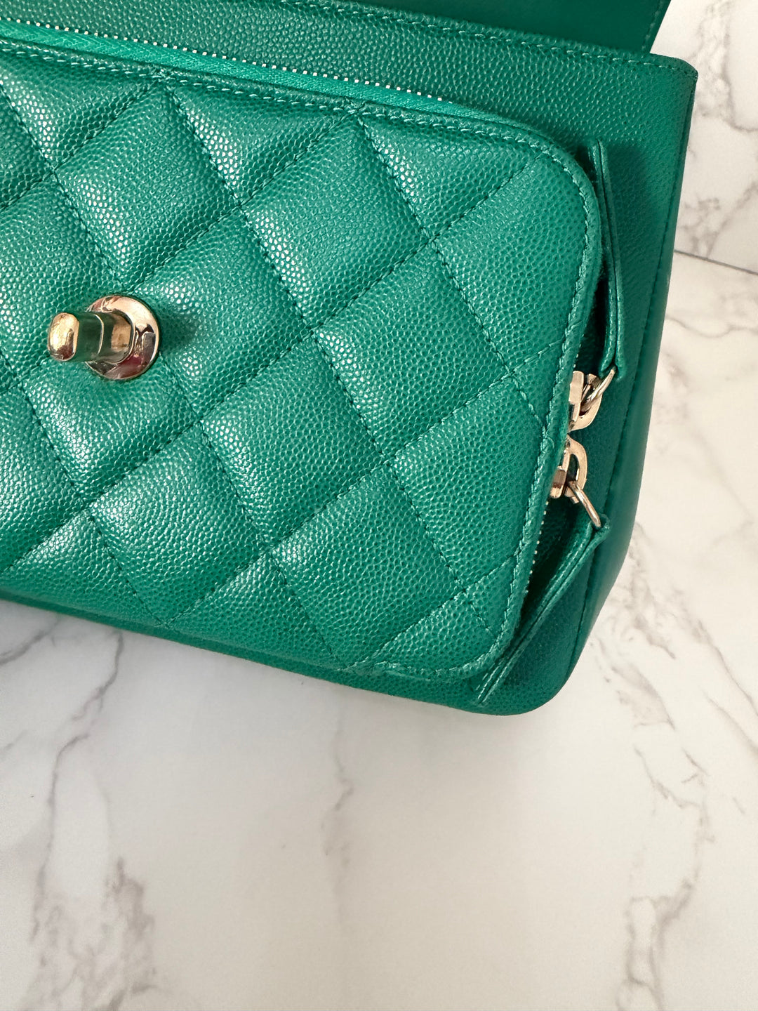 CHANEL series 23 Green Caviar LGHW Medium Business Affinity Flap Bag