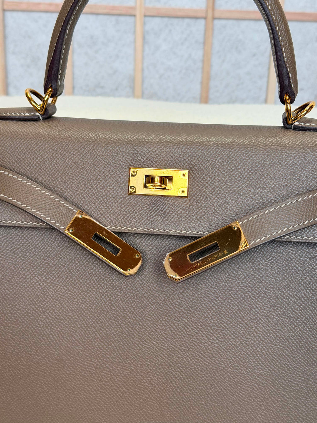 HERMÈS Kelly 28 Etoupe Epsom Sellier GHW Stamp Y 2020