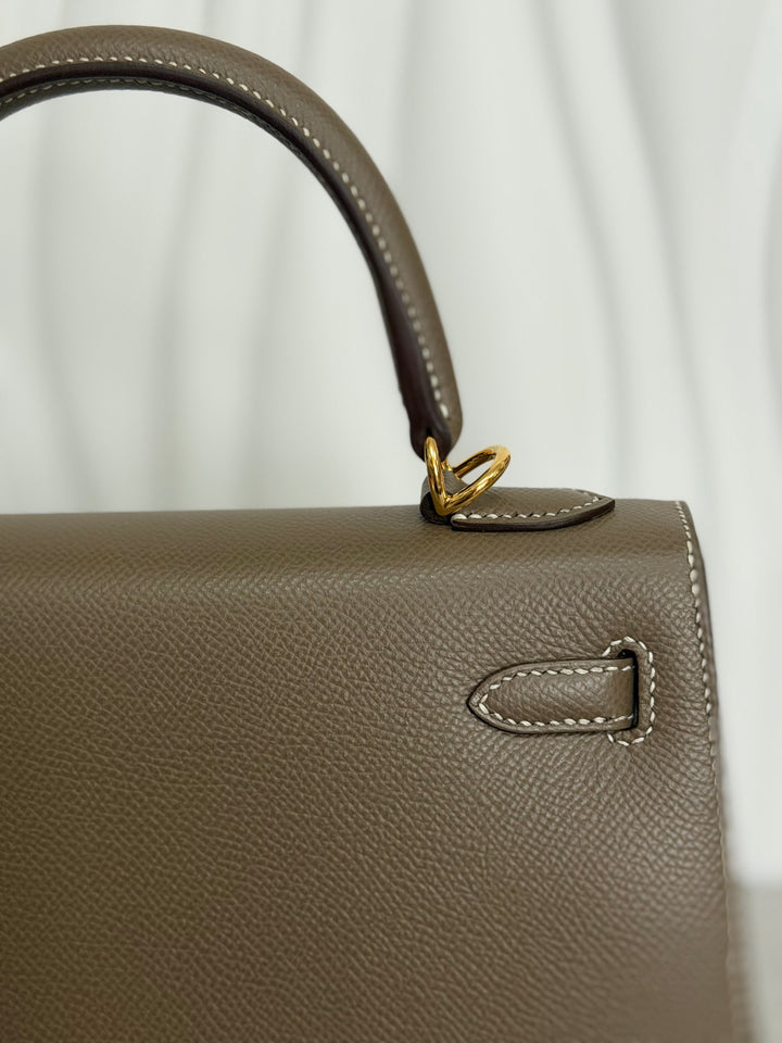 HERMÈS Kelly 25 Etoupe Epsom Leather Sellier GHW Stamp Z 2021 Pristine