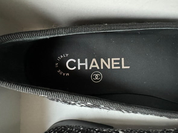 CHANEL Tweed Ballerina in Blaco and Ecru size EU 37.5