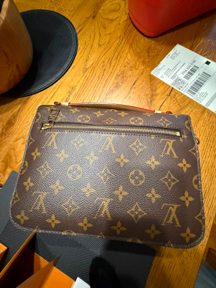 LOUIS VUITTON Pochette Metis Monogram 2024