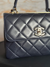 Load image into Gallery viewer, Chanel series 28 2018/2019 Navy Lambskin Champagne GHW Trendy CC Flap Bag size Small with Detachable Strap
