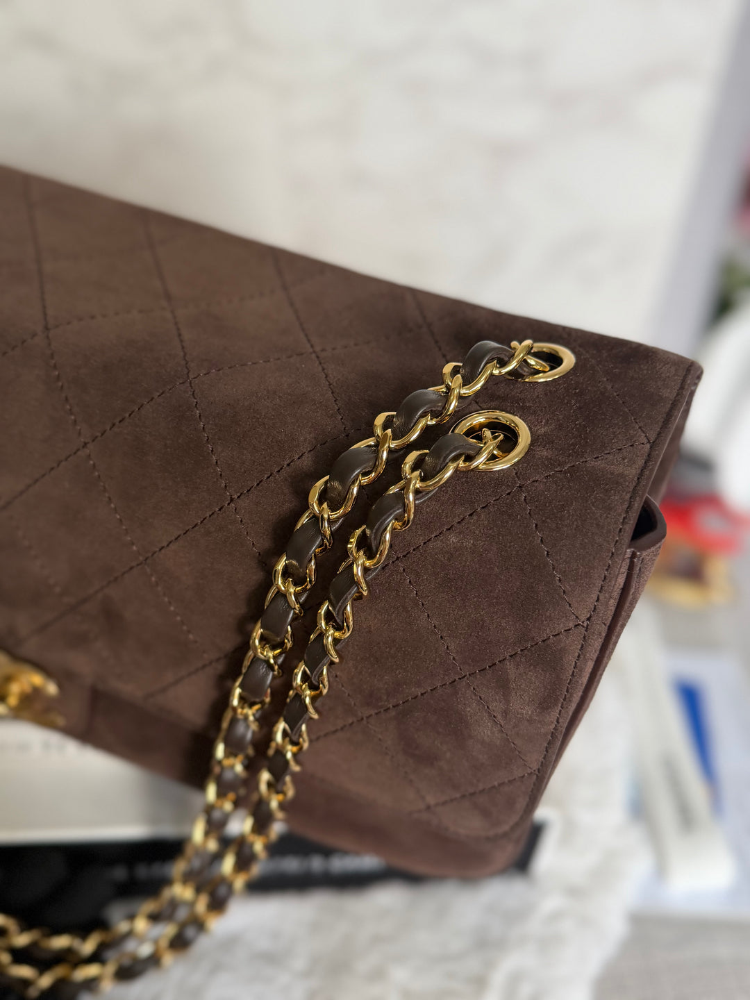 CHANEL 26A Métiers d’art Dark Brown Chocolate Suede Leather LGHW Maxi 32 cms Flap Bag Matthieu Blazy 2026