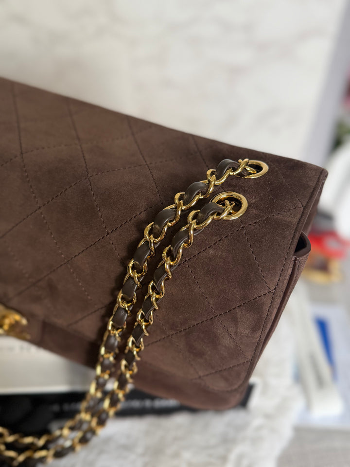 CHANEL 26A Métiers d’art Dark Brown Chocolate Suede Leather LGHW Maxi 32 cms Flap Bag Matthieu Blazy 2026