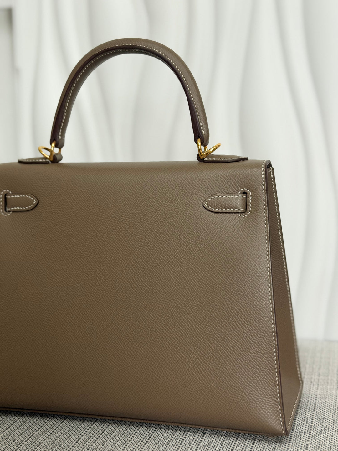 HERMÈS Kelly 25 Etoupe Epsom Leather Sellier GHW Stamp Z 2021 Pristine