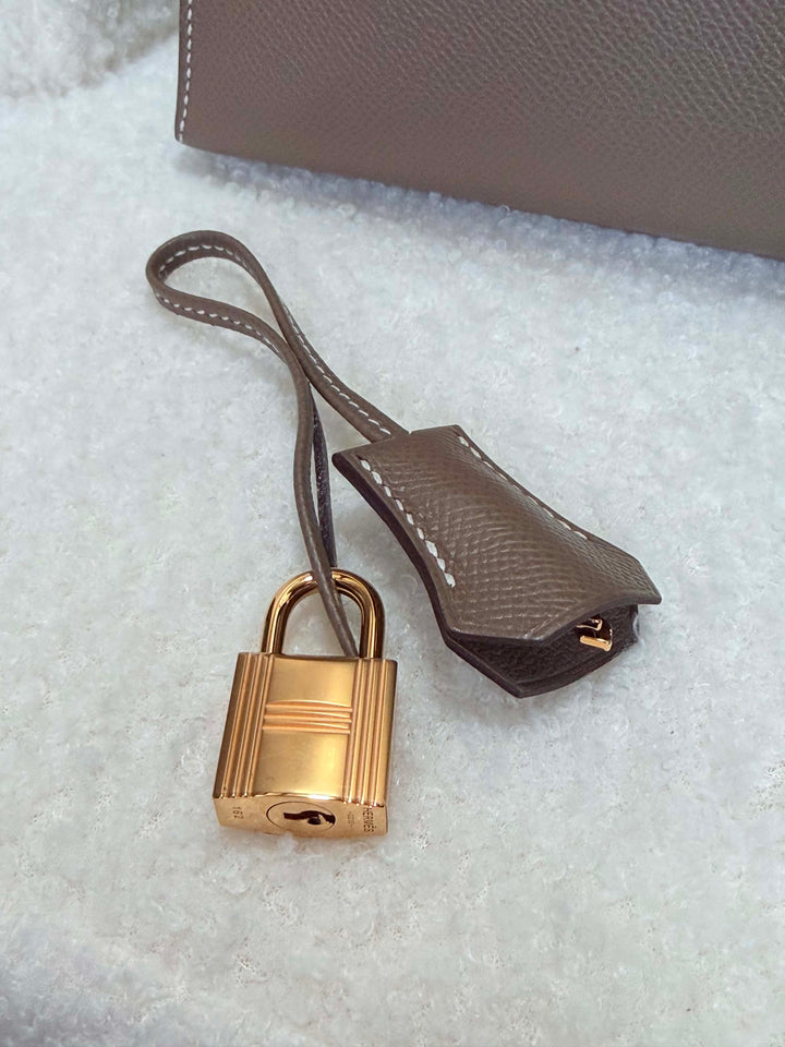 HERMÈS Kelly 28 Etoupe Epsom Sellier GHW Stamp Y 2020