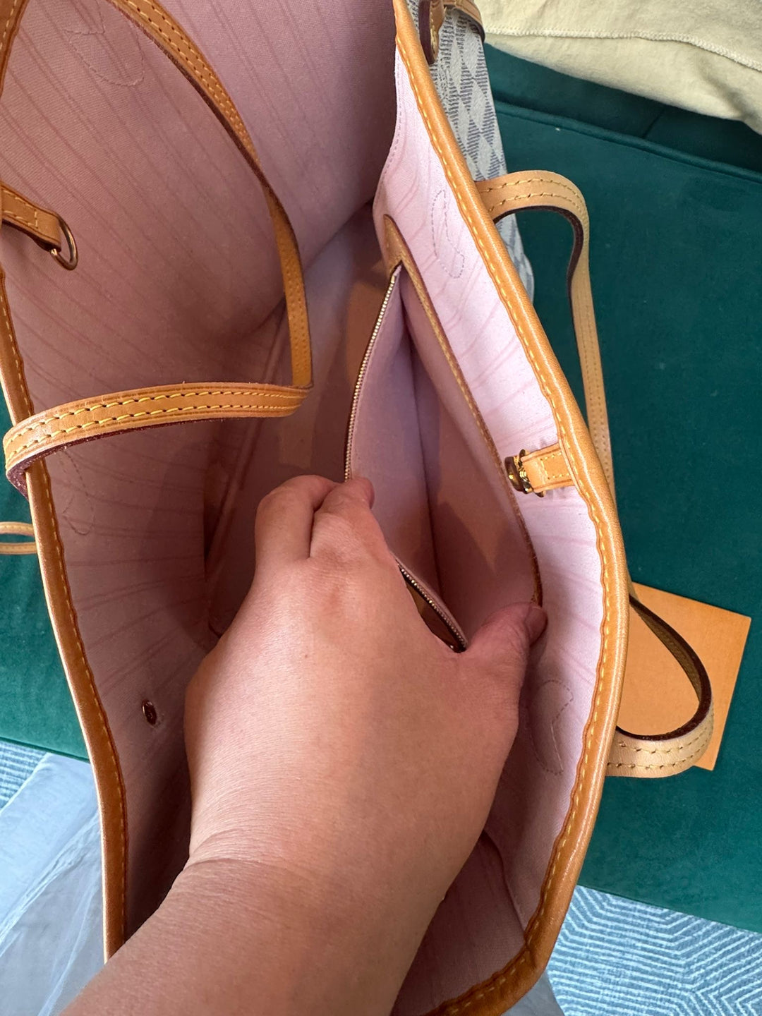 LOUIS VUITTON Neverfull MM Tote Bag in Damier Azur with Rose Ballerine lining