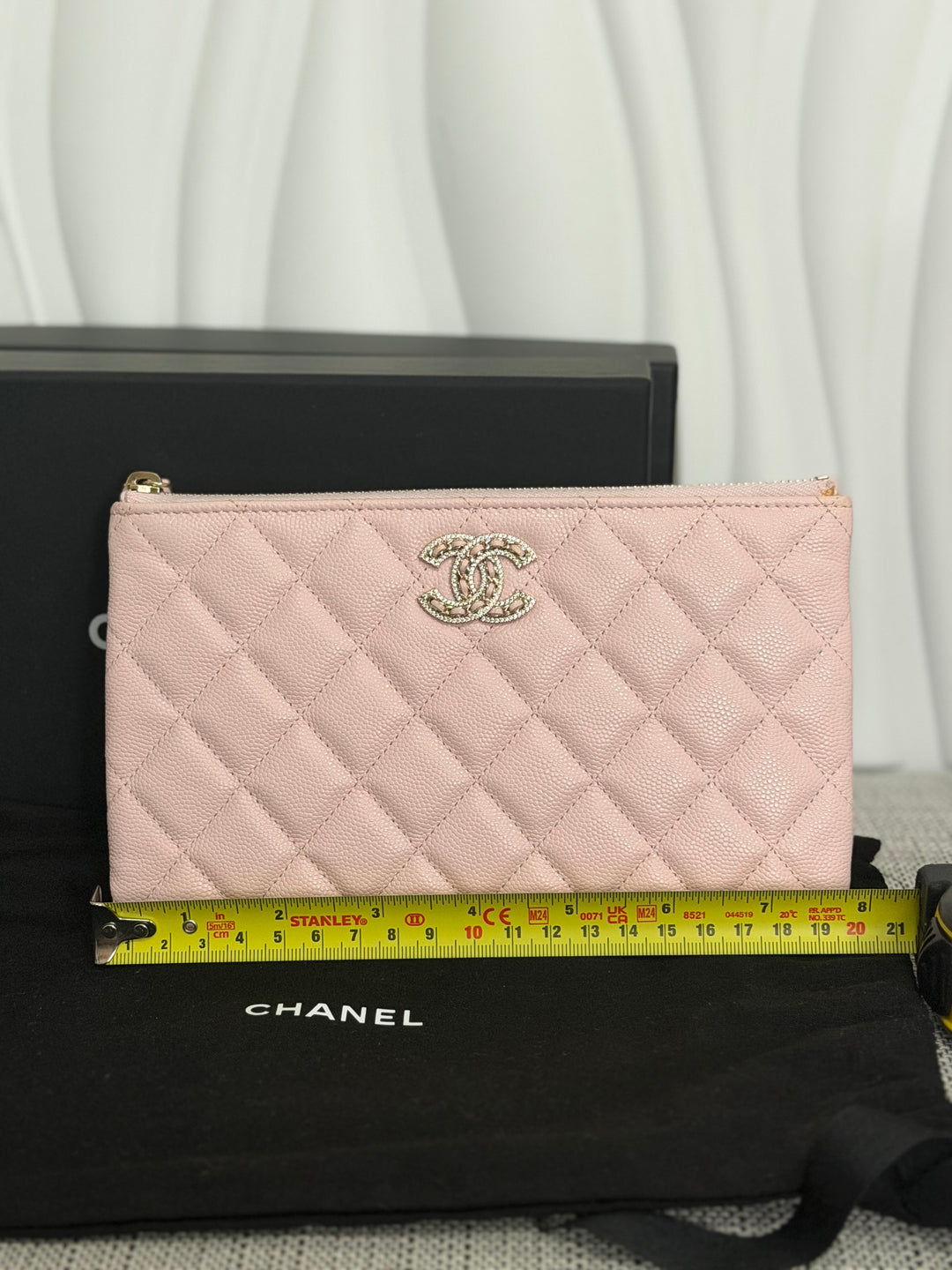 CHANEL series 32 Pink Caviar Crystal CC LGHW Small O Case Pouch
