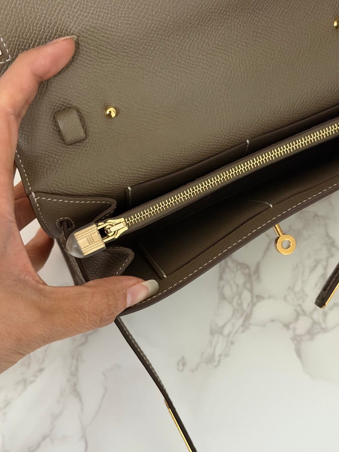 HERMES Kelly To Go Etoupe Epsom Leather GHW stamp B 2023