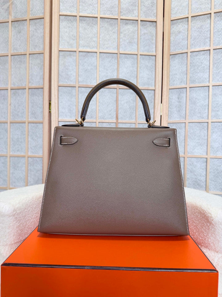 HERMÈS Kelly 28 Etoupe Epsom Sellier GHW Stamp Y 2020