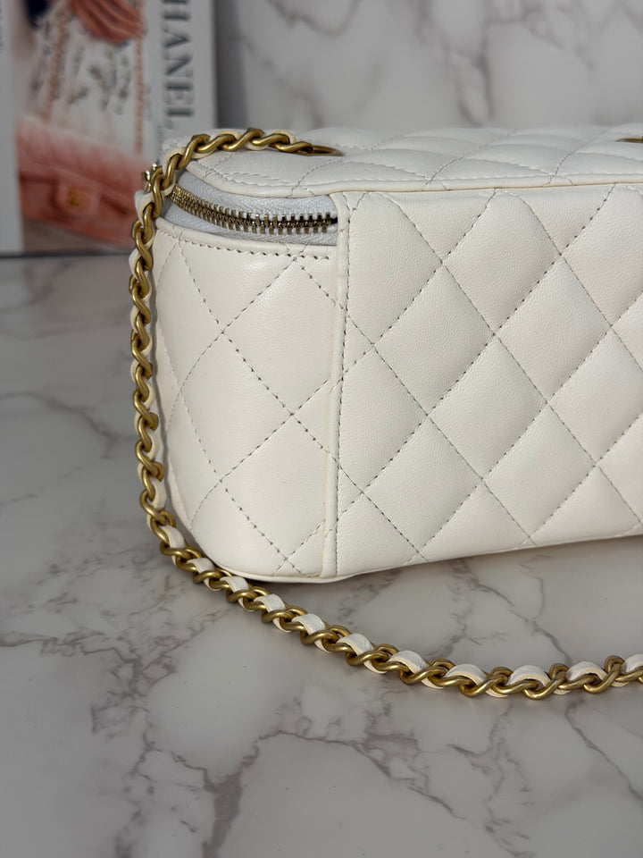 CHANEL series 31 White Lambskin aged GHW Small Vanity Pearl Crush Adjustable Chain 2020/2021
