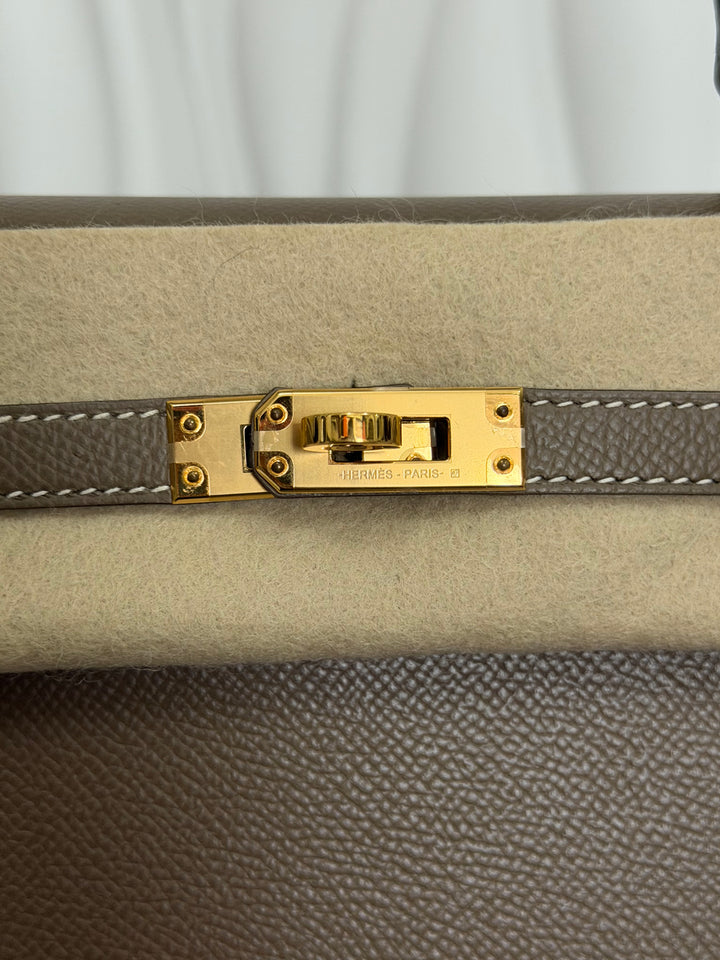 HERMÈS Kelly 25 Etoupe Epsom Leather Sellier GHW Stamp Z 2021 Pristine