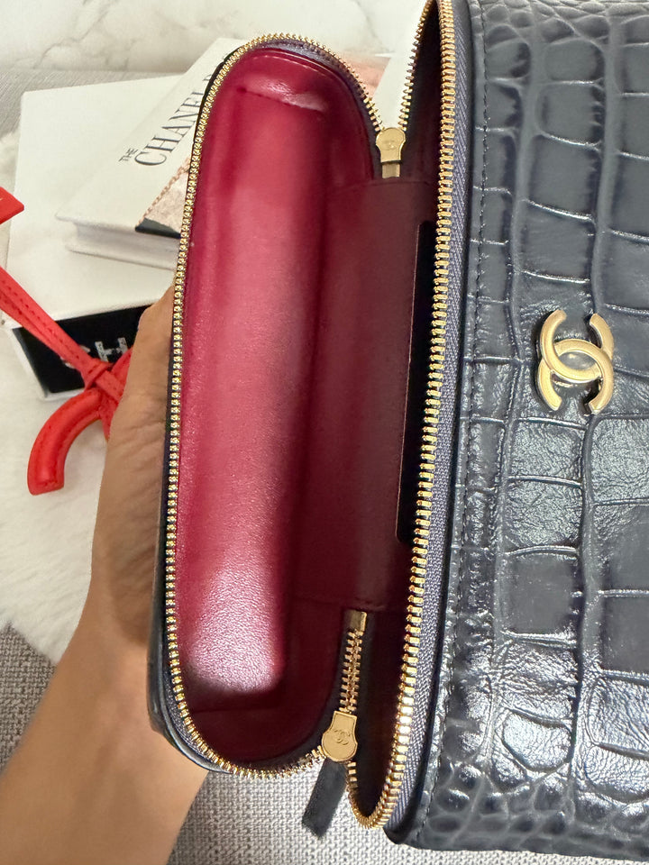 CHANEL Métiers d'art 2026 26A Croc Embossed Dark Grey Calf skin GHW SMALL Long Vanity LP with detachable chain