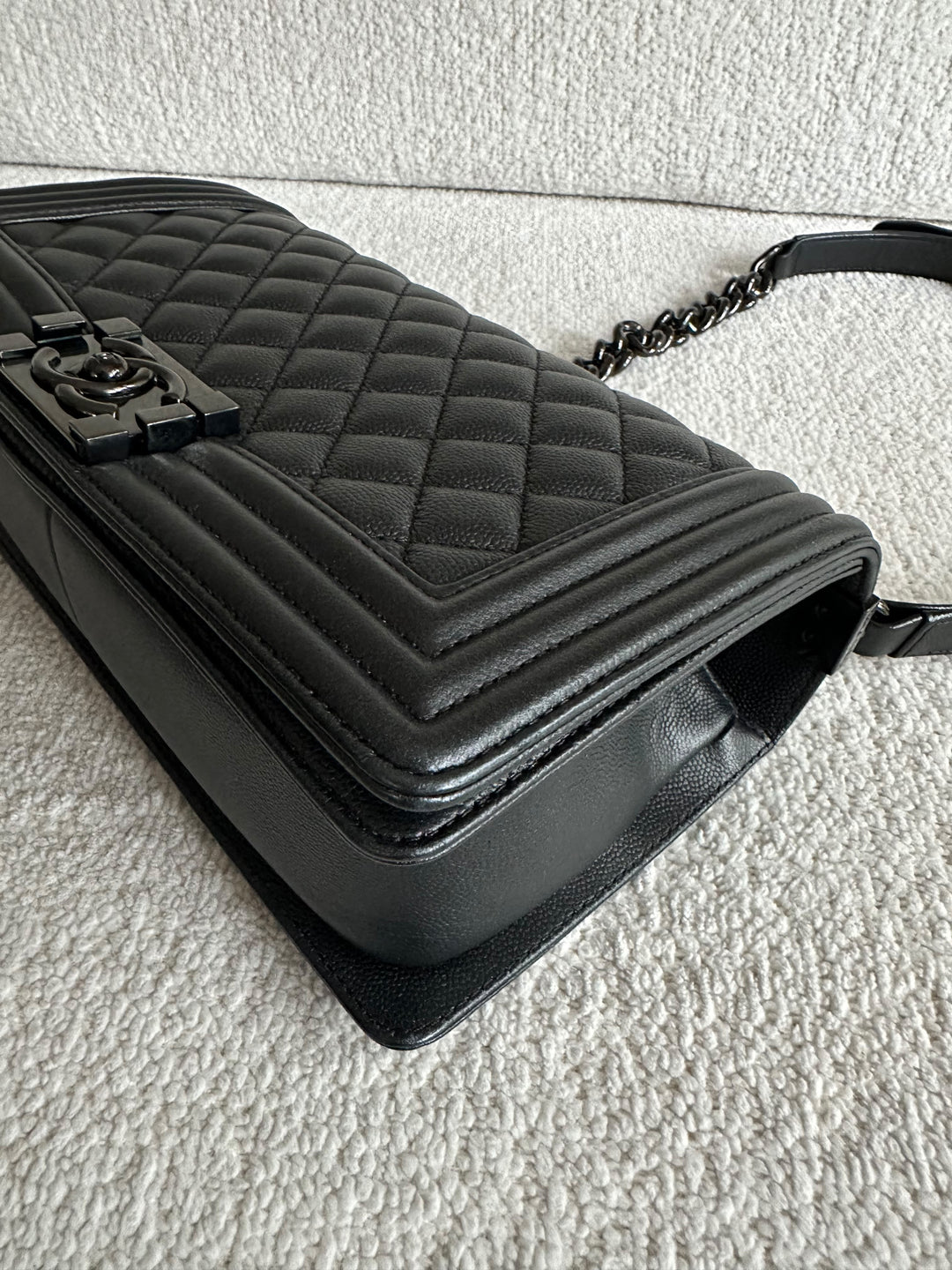 CHANEL 18C Black Caviar SO BLACK Hardware Le Boy Flap Bag size Old Medium 25 cms 2017/2018 series 25