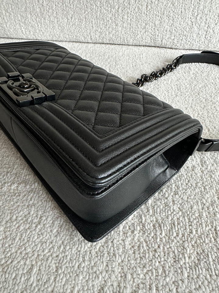 CHANEL 18C Black Caviar SO BLACK Hardware Le Boy Flap Bag size Old Medium 25 cms 2017/2018 series 25
