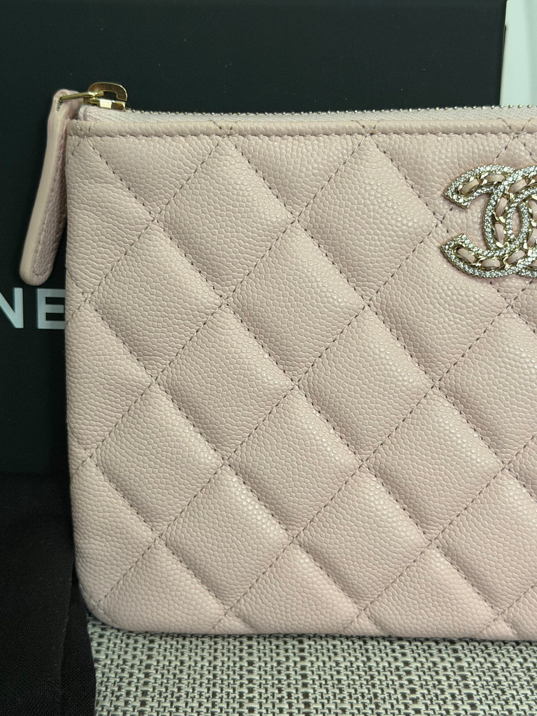 CHANEL series 32 Pink Caviar Crystal CC LGHW Small O Case Pouch